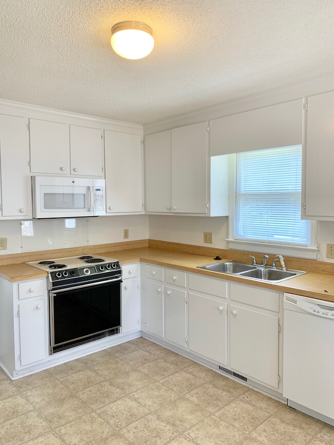 Building Photo - 107 Garwin Dr W