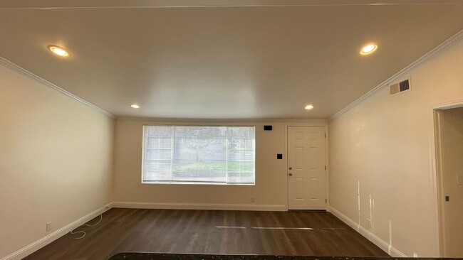 Building Photo - Beautiful 3 bedroom 2 bathroom home, updated kitchen & baths plus 1 car garage!