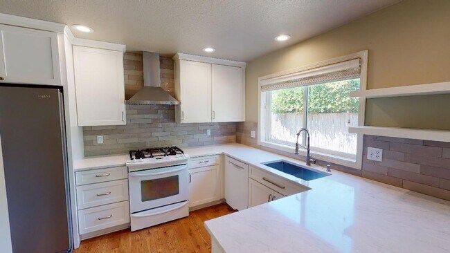 Building Photo - Wilsonville - Newly Updated 4 Bed + Bonus,...