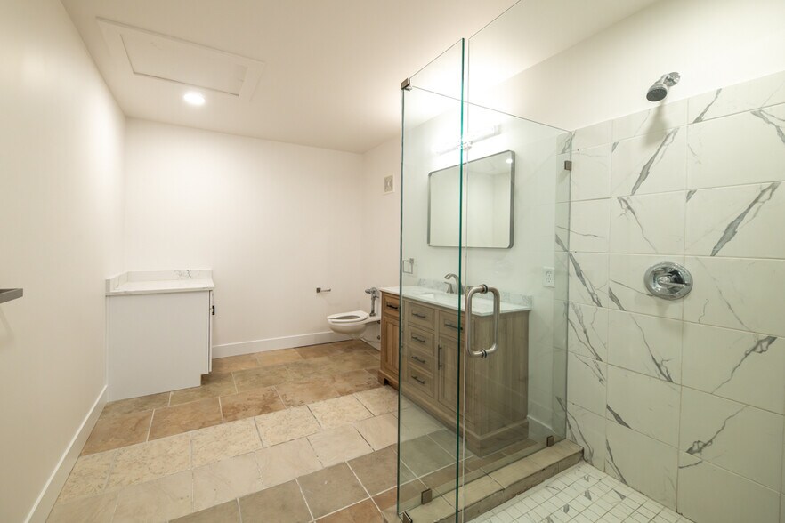 2nd Full Bath - 635 W Lakeside Ave