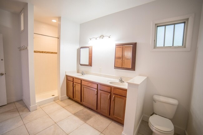 Building Photo - 1028 SW 4th Ave