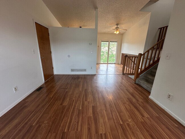 Building Photo - 3 Bed 2 Bath Home Minutes From Fort Carson...