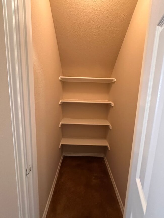 Building Photo - Townhouse available for IMMEDIATE move in