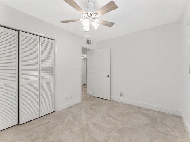 Building Photo - 1821 NE 40th Ct