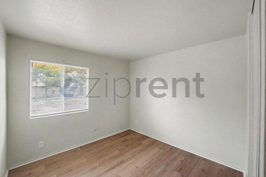 Building Photo - Unit