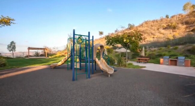 Building Photo - Tri-Level Townhome Located In Sky Ranch