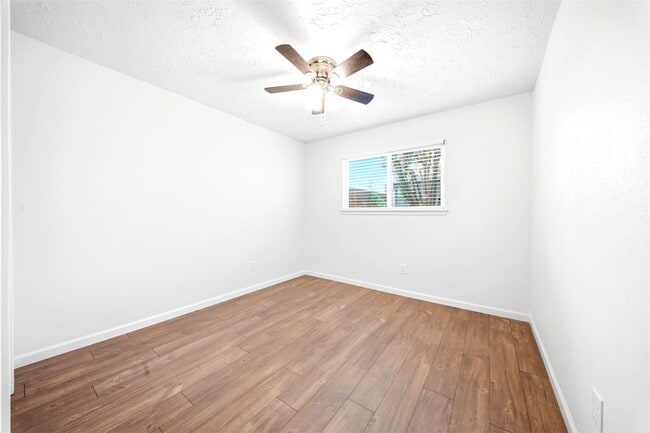 Building Photo - 16007 Ridgegreen Dr
