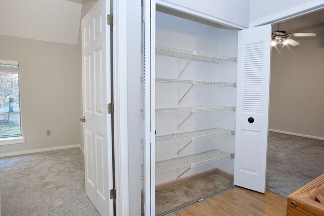 Building Photo - Stratton Forest Condo