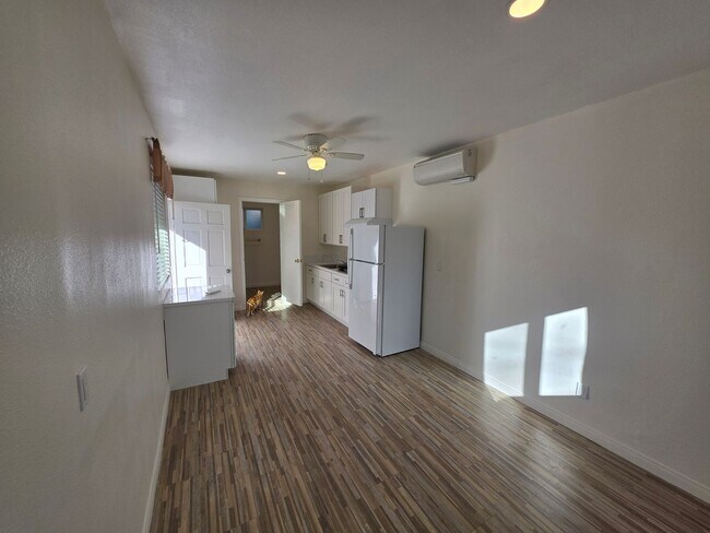 Building Photo - 524 W Greenwood Ave