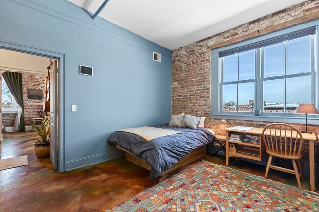 Building Photo - 43 Chestnut St
