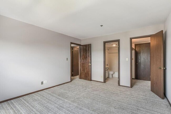 Building Photo - 2 bedroom in Chicago IL 60625
