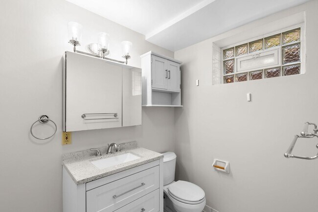 Building Photo - 3 Bed 2 Bath - Takoma Park Split Level - 1...