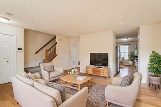 Building Photo - Spacious Townhome with 2 assigned parking spots