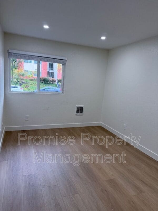 Building Photo - 1737 Bayview Heights Dr