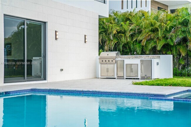 Building Photo - 16680 Botaniko Dr N