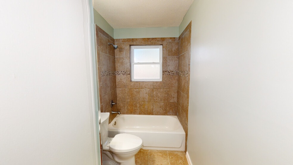 Building Photo - 3050 Briarwood Dr