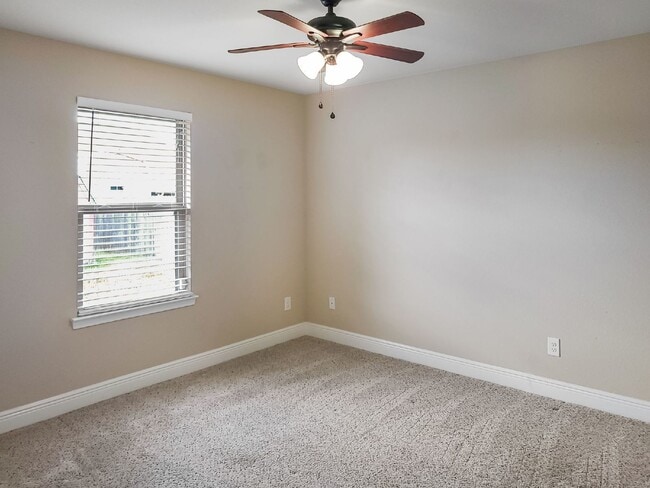 Building Photo - Clean and spacious home!