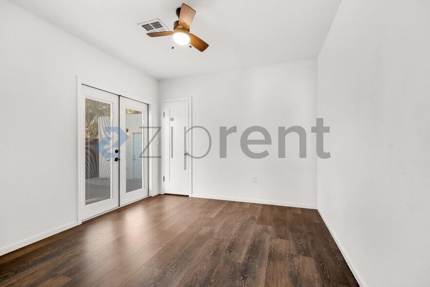 Building Photo - Unit