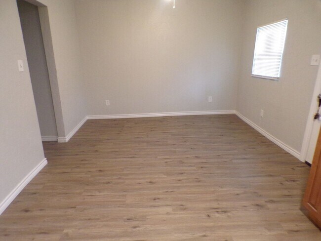 Building Photo - Great re-do, totally electric water included in rent