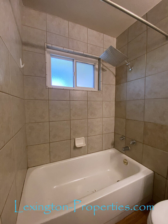 Building Photo - Beautifully Updated, 2BD/1BA, Duplex Home ...
