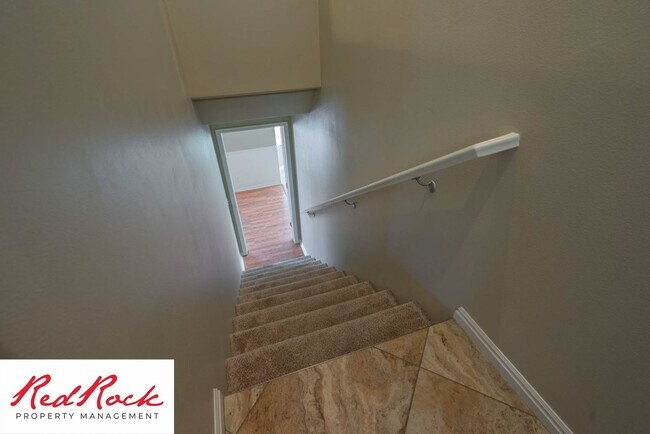 Building Photo - 5 Bedroom Pet Friendly Home!