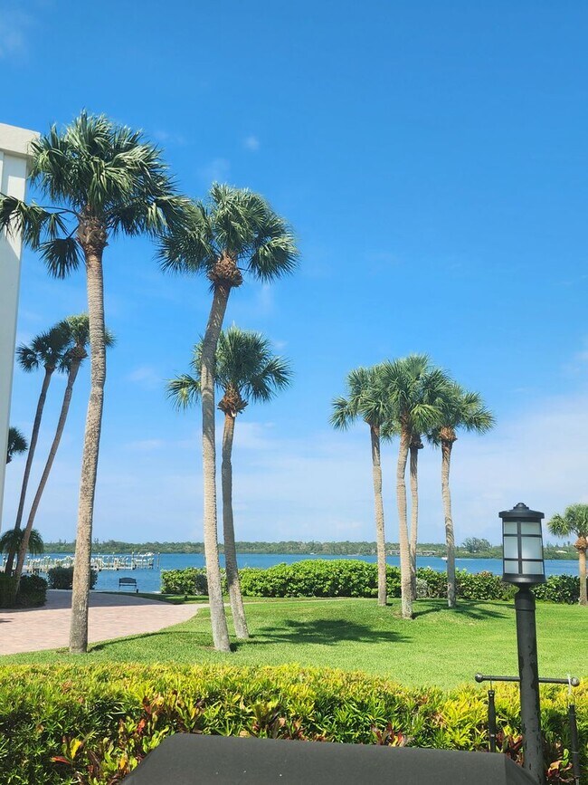Building Photo - Siesta Key Rentals on Ocean!