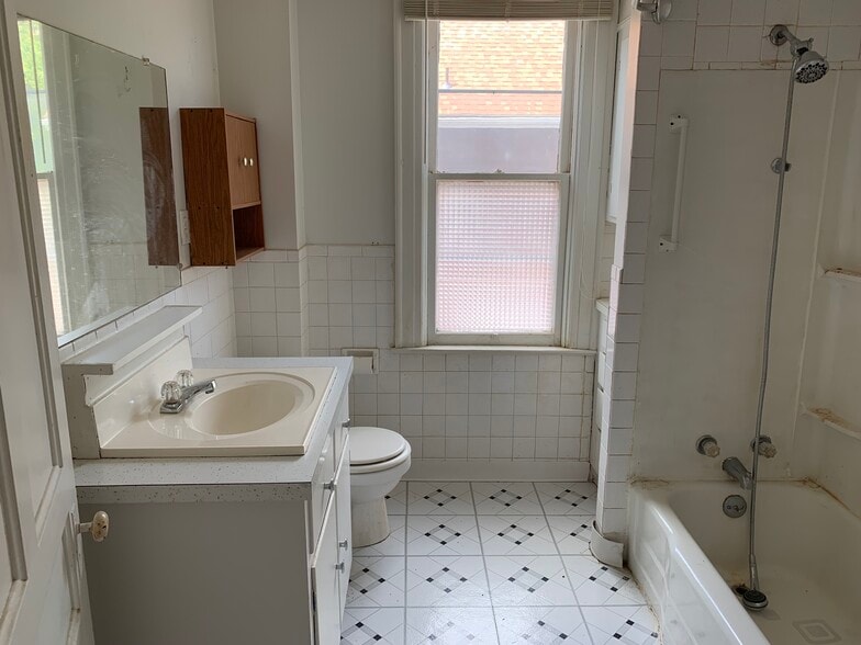 Building Photo - 238 Miller St