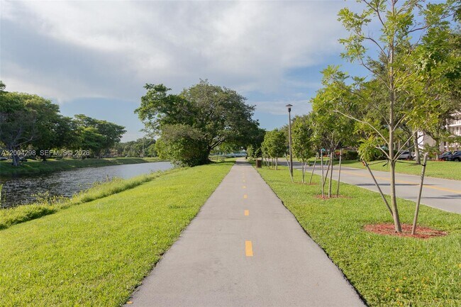 Building Photo - 3250 N Palm Aire Dr