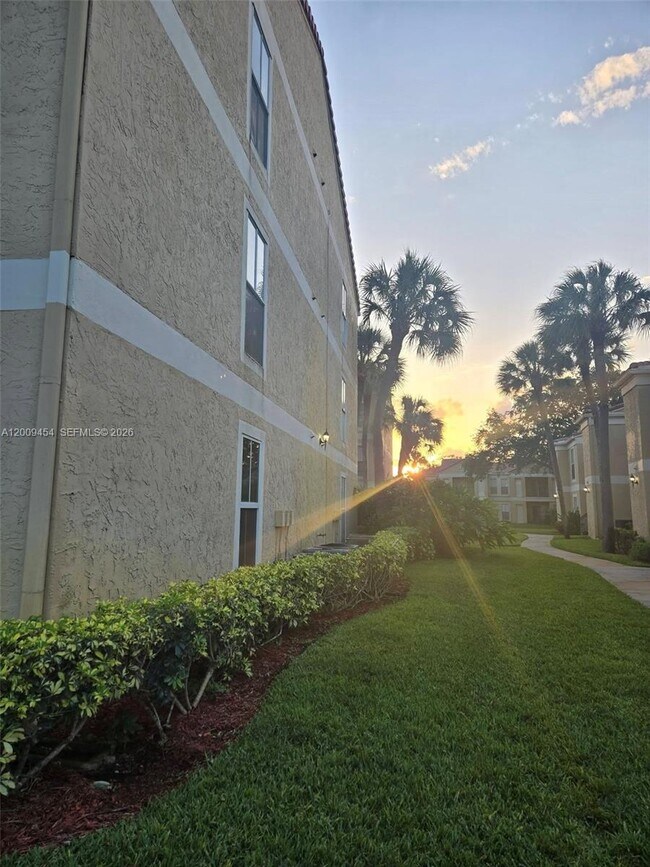 Building Photo - 733 Riverside Dr