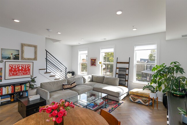 Building Photo - Newer Three Bed-Three Bath Townhouse Condo...