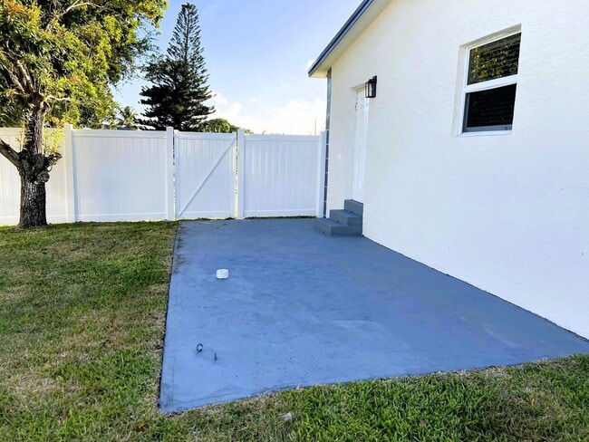 Building Photo - 1335 Lee St