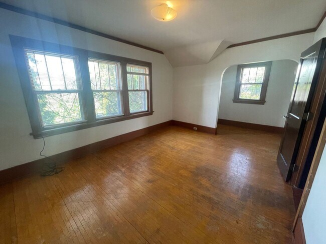 Building Photo - Beautiful 4 Bedroom Home - Free August Rent!!