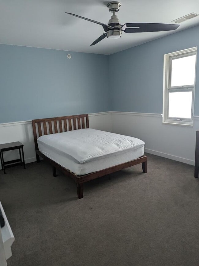 Building Photo - Bright and Spacious Condo for Rent in Downtown Verona