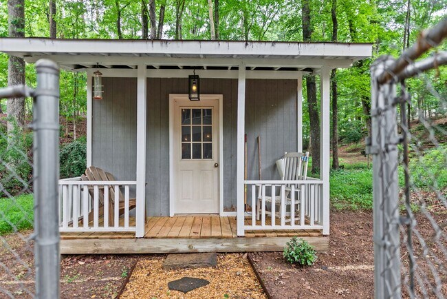 Building Photo - Prime Time Normal Town Living Home!