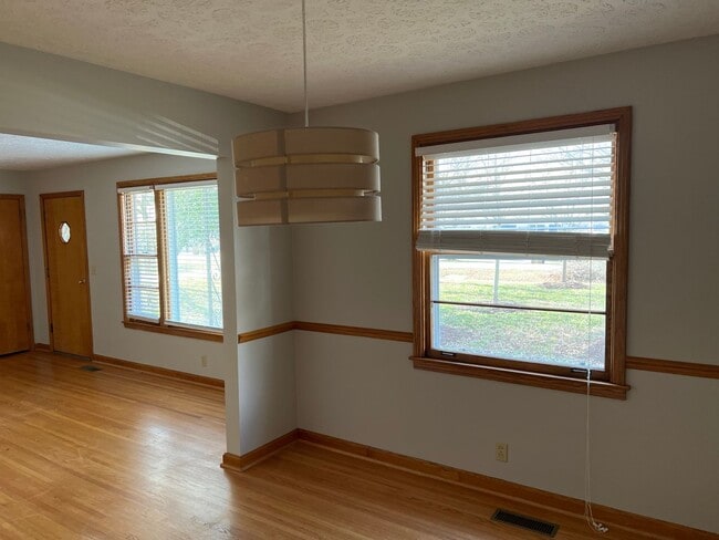 Building Photo - 2411 Chapman Dr