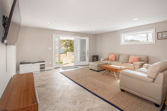 Building Photo - 352 31st St S