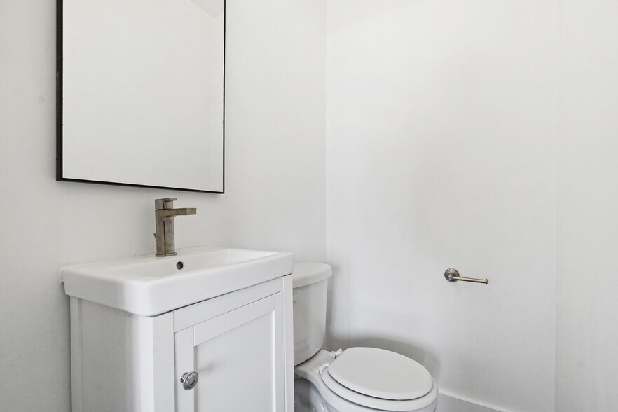 En Suite Bathroom - 920 Marine St