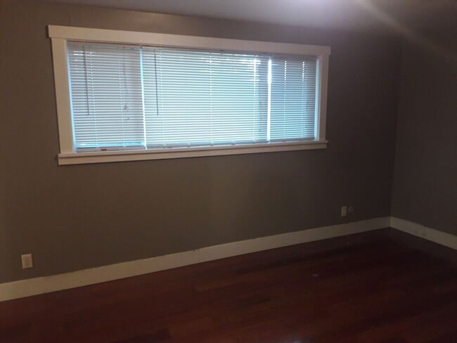 Building Photo - 4 Bedroom 3 Bathroom South Hills home Near...