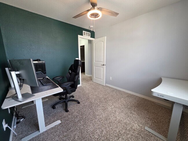 Building Photo - Gorgeous 4 Bed 3 bath Home In Lorson Ranch!!