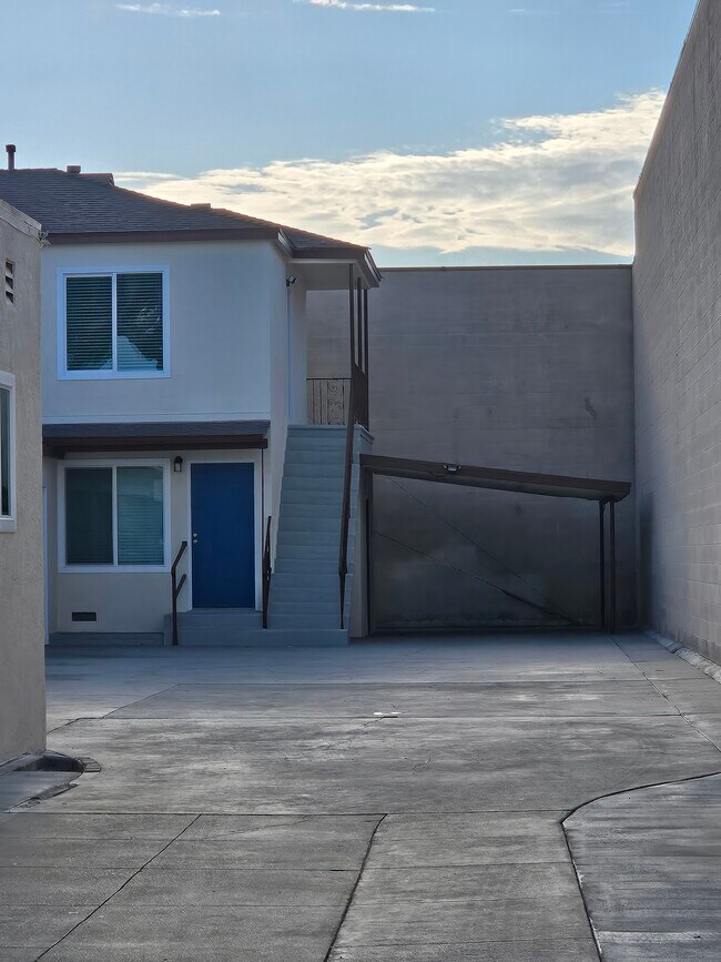 Building Photo - South Gate