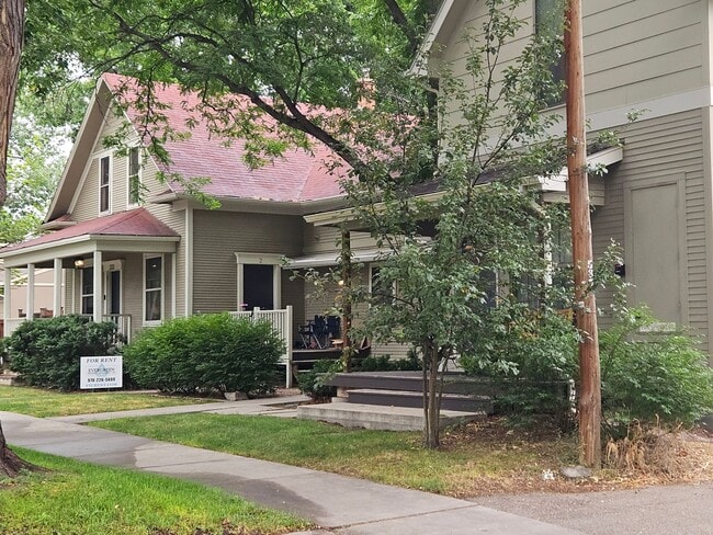 Building Photo - 318-320 W Myrtle