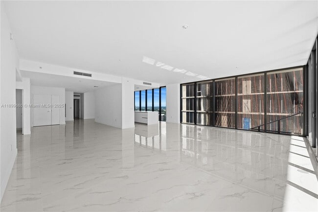 Building Photo - 700 NE 24th St