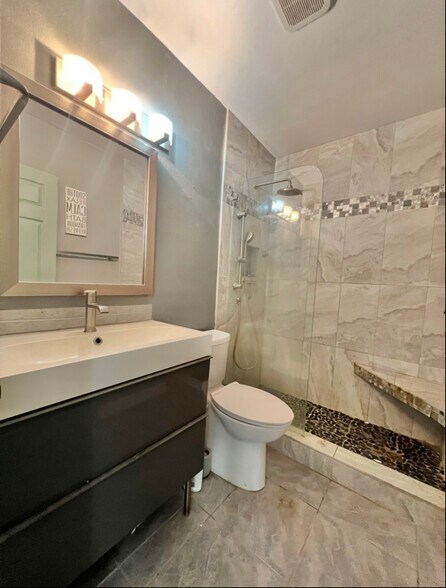 Building Photo - 707 E Spruce St