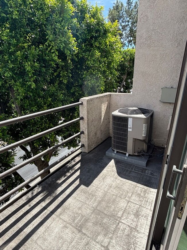 Building Photo - Two Masters Plus Loft Updated Condo in Long Beach