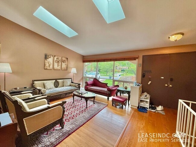 Building Photo - 6424 Hollins Dr