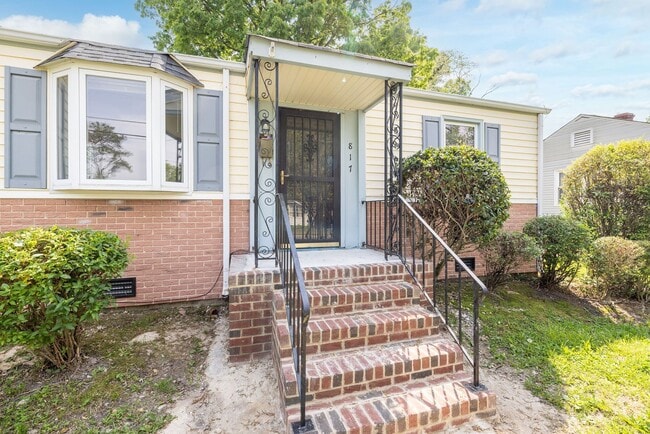 Building Photo - Freshly Renovated 2-Bedroom Home in Quiet ...