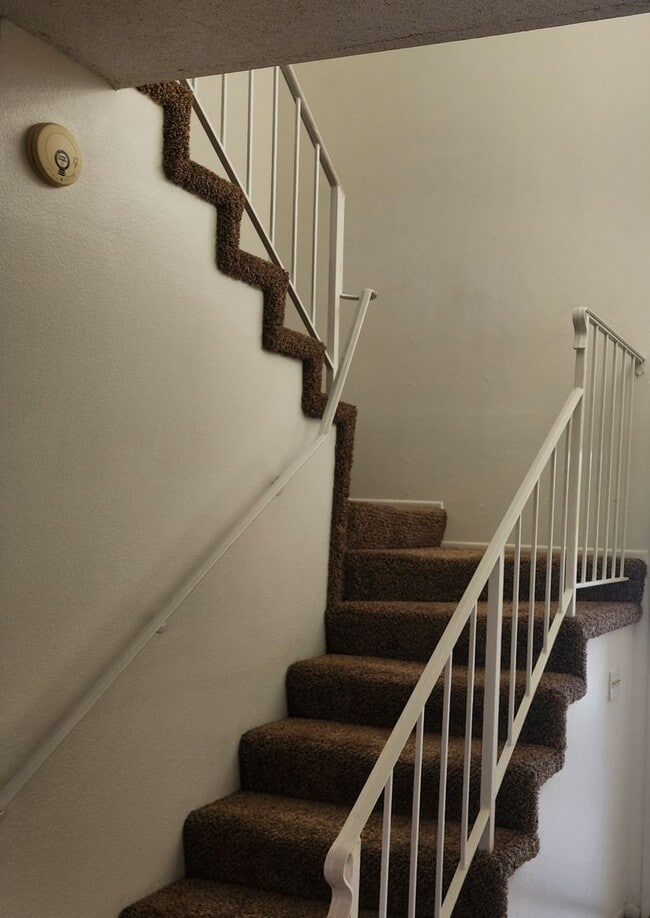Building Photo - West End Ventura 3 bedroom townhome with attached garage and spacious yard
