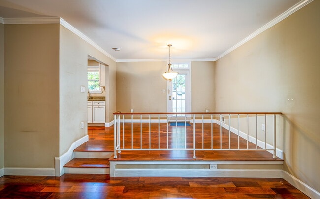 Building Photo - Charming End Townhouse in Prime North Old Town Location