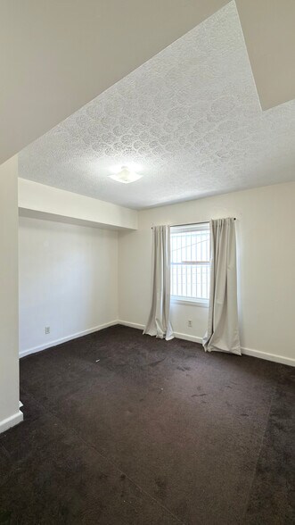 Building Photo - 221 Walnut St