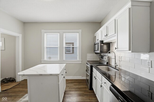 Building Photo - 512 N Beville Ave